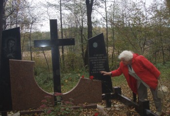 Памятний знак на місці розтрілу 80 мирних жителів Корюківки