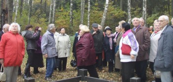 Делегація біля памятного знаку