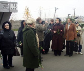 Троянди до пам’ятників героям визволителям