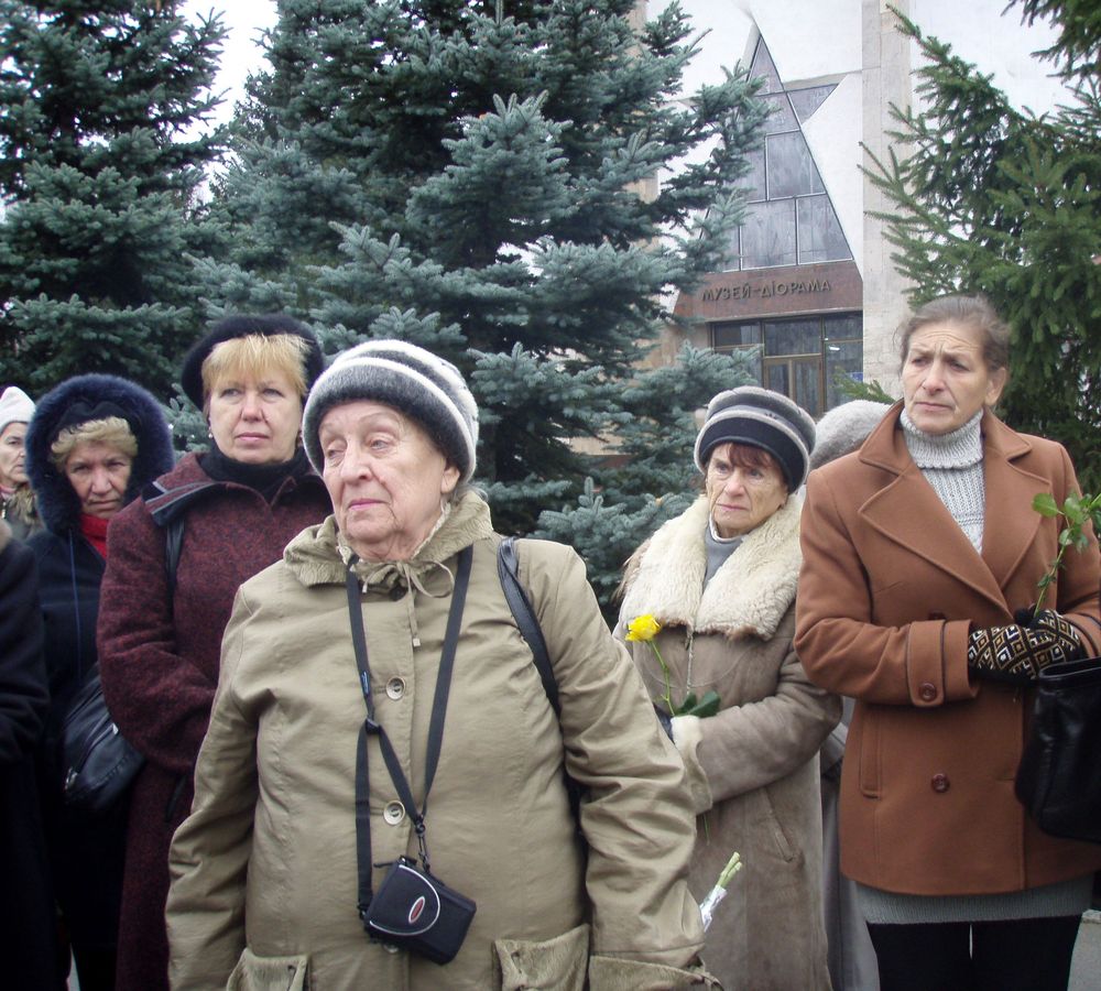 Троянди до пам’ятників героям визволителям