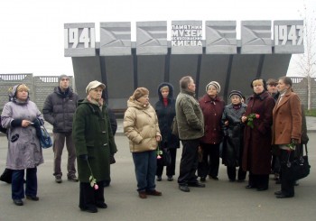 Троянди до пам’ятників героям визволителям