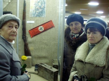 Троянди до пам’ятників героям визволителям