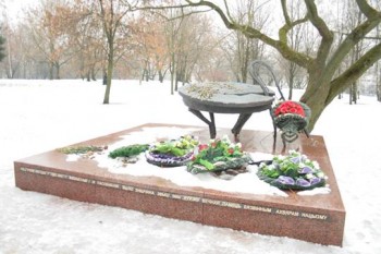 Архитектор Л.Левин. Памятник жертвам нацизма на месте, где было уничтожено свыше 5000 евреев