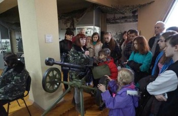 діти слухають екскурсовода в залі музею