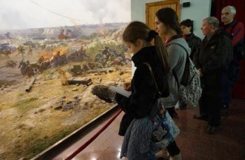 діти біля діорами
