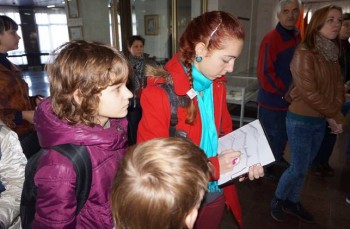 17-річна Даринка Ковтуненко з Палацу дітей та юнацтва здатна робити замальовки «на ходу»