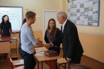 Голова журі, заступник Голови УСВЖН Володимир Іванович Мартиш вітає переможців турніру.