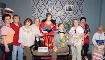 На фото: Учасники проекту в товаристві головних героїв п’єси М. Старицького «За двома зайцями» – Проні Прокопівни (у кінематографічному втіленні Маргарити Кринициної) та Свирида Голохвостого (у виконанні Олега Борисова)