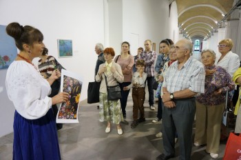 Представники УСВЖН з дітьми та онуками під час екскурсії Ольги Шаповал у «Мистецькому Арсеналі»
