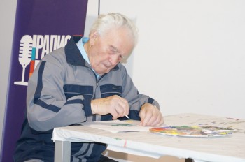 Василь Іванович Циба після перегляду експозиції сам узявся до малювання