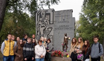 Учасники виїзного семінару біля стели «Пам’ять заради майбутнього», присвяченої всім в’язням гітлерівського режиму