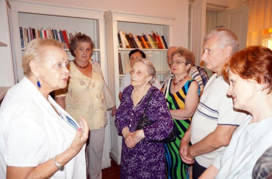 Члени УСВЖН під час екскурсії в Літературно-меморіальному музеї Михайла Булгакова в Києві