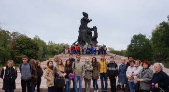 Біля пам’ятника всім жертвам Бабиного Яру