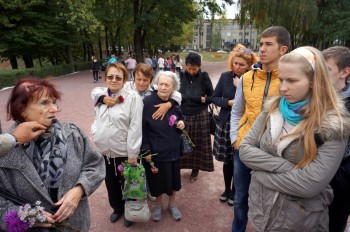 Незважаючи на несприятливі погодні умови, учасники виїзного семінару з непідробним інтересом слухають розповідь очевидиці подій далекого 1941 року – Людмили Миколаївни Тарасенко-Залевської (перша ліворуч)