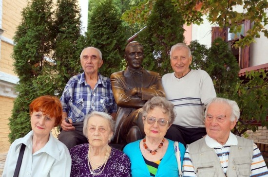 Фото з бронзовою фігурою письменника