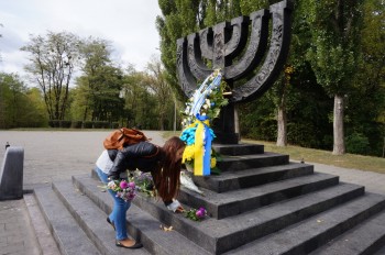 Покладання квітів до пам’ятного знаку Менора, присвяченого розстріляним євреям