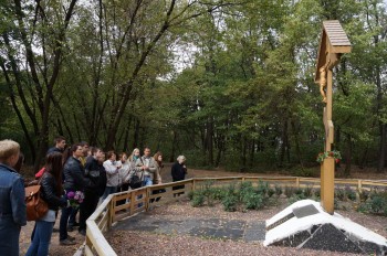 Учасники семінару вшановують пам’ять священнослужителів православної церкви – архімандрита Олександра Вишнякова та протоієрея Павла, які були розстріляні в листопаді 1941 року за заклик чинити опір фашистам