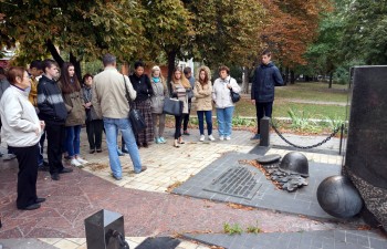 Учасники заходу в одному з сирецьких двориків, де встановлено пам’ятник футболістам та військовополоненим, розстріляним в Бабиному Яру