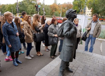 Біля скульптури юного оповідача з роману Анатолія Кузнєцова «Бабин Яр»