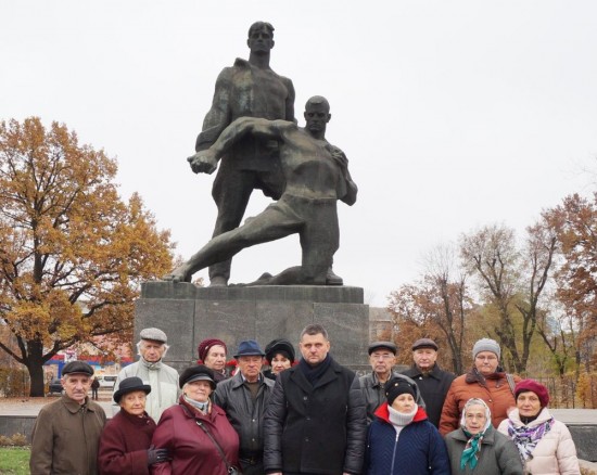 Представники УСВЖН біля Монумента Мужності з головою Дарницької райдержадміністрації Геннадієм Сінцовим