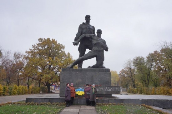 Представники УСВЖН біля підніжжя пам’ятника героям, полеглим під час визволення України від гітлерівських загарбників.