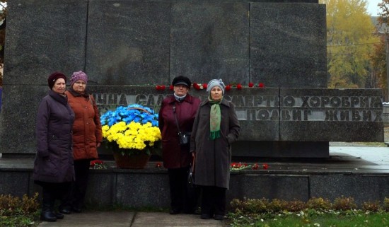 Представники УСВЖН біля підніжжя пам’ятника героям, полеглим під час визволення України від гітлерівських загарбників.