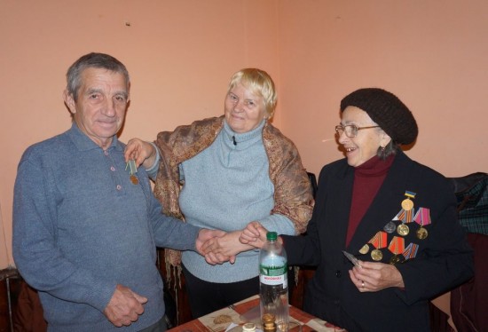 Заступник голови правління Дарницького відділення УСВЖН Любов Крилівна Сахно вручає Петру Івановичу Сегеді та Марії Григорівні Давиденко відзнаку Президента України – пам’ятну медаль «70 років визволення України від фашистських загарбників».